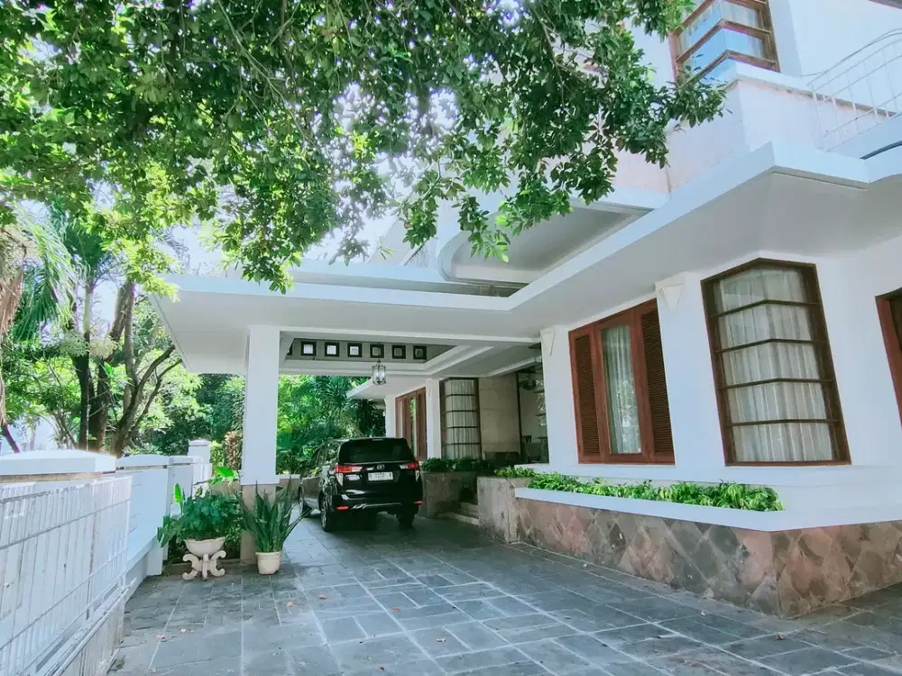 Rumah Cantik Luas Di Hoek Lokasi Strategis Di Pondok Indah