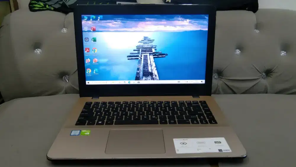 Asus Vivobook A442u 
Core i7 Gen 8 
Ram 8GB
 HDD 1 TB