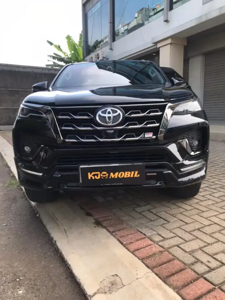 Toyota Fortuner GR 2.8 4X2 A/T 2022 Hitam