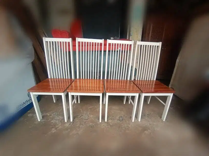 4 kursi makan kayu