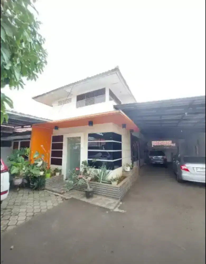 Di kontrakan rumah bekas kantor 2 lantai strategis LRT kp.rambutan