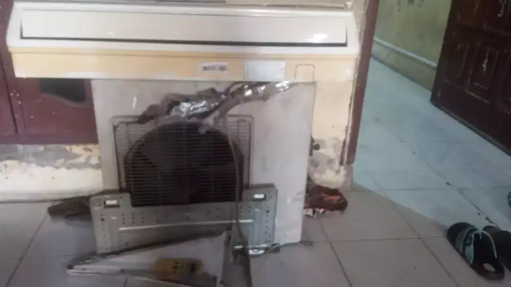 Menerima AC dan genset rusak