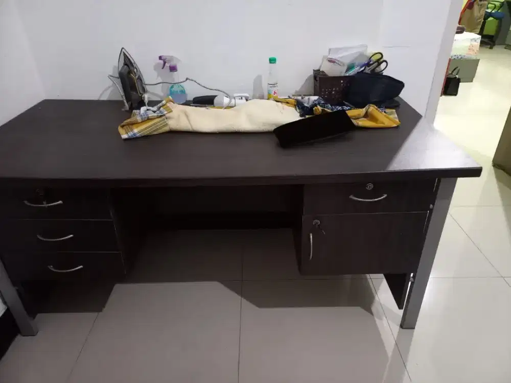Meja kantor kondisi masih bagus jarang dpakai