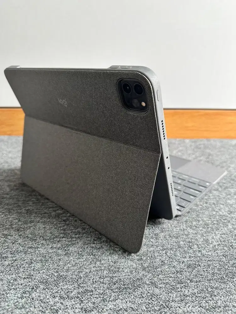 Original Logitech Combo Touch keyboard iPad Pro Air 11 inch