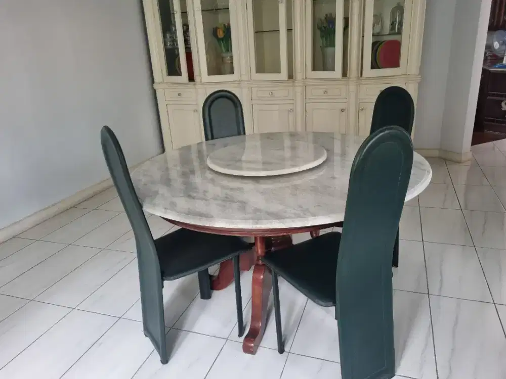 Meja marmer dengan 4 kursi