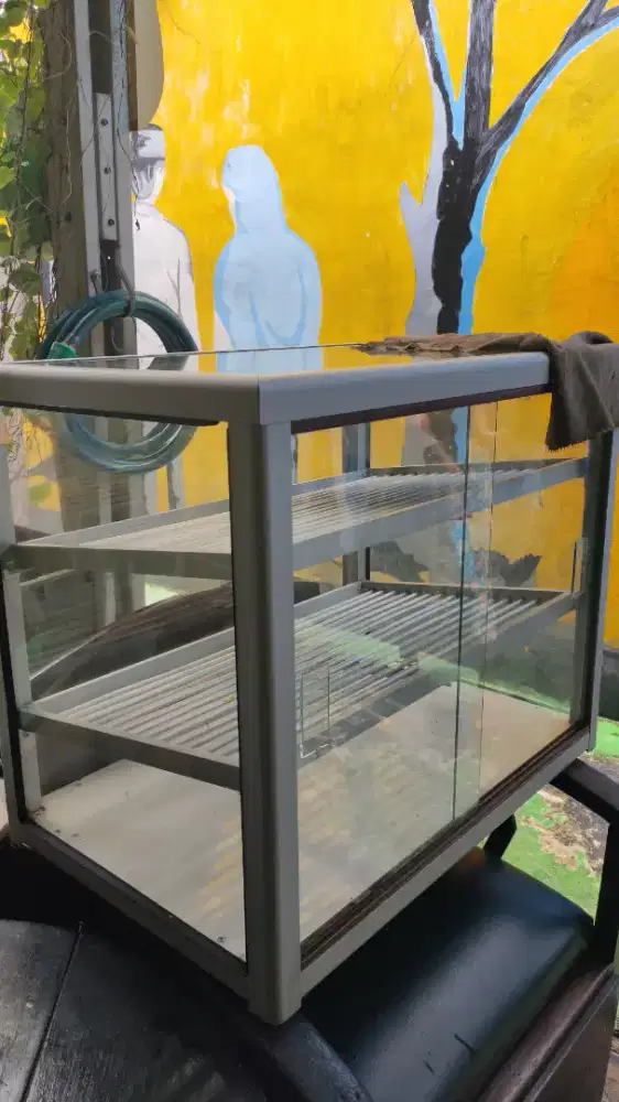 ETALASE UNTUK JUALAN