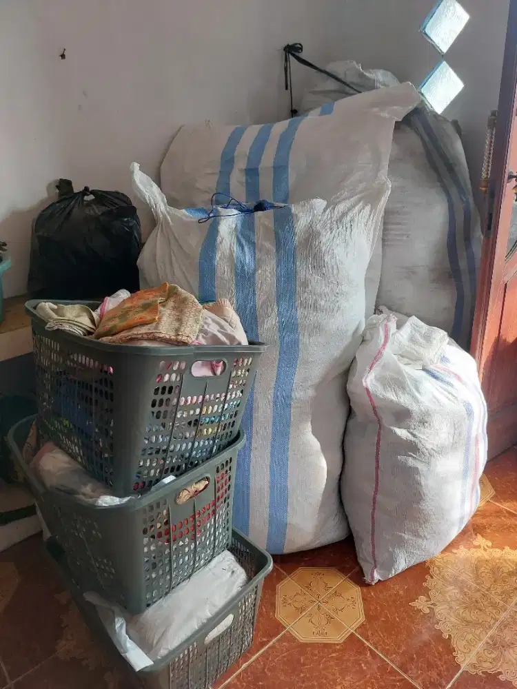 DIJUAL CEPAT, BAJU BEKAS, SELIMUT, BED COVER, SARUNG, SEPREI,boneka