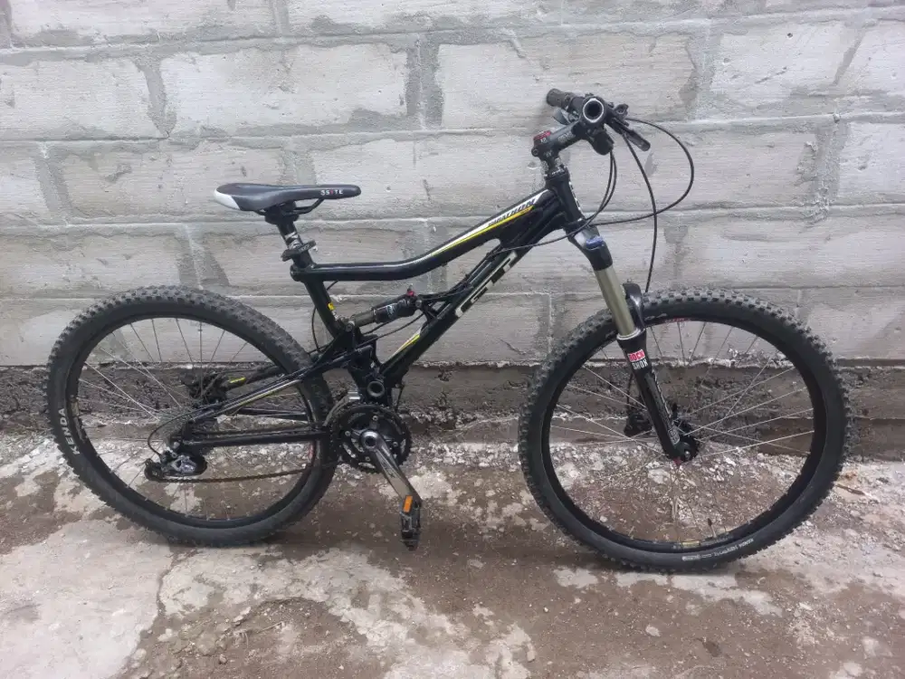 Sepeda fullsus GT MARATHON ELITE