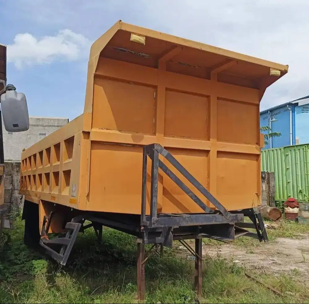 MURAH Dump tronton Mitsubishi Fuso 6x4 Isuzu giga dumptruck 10rd