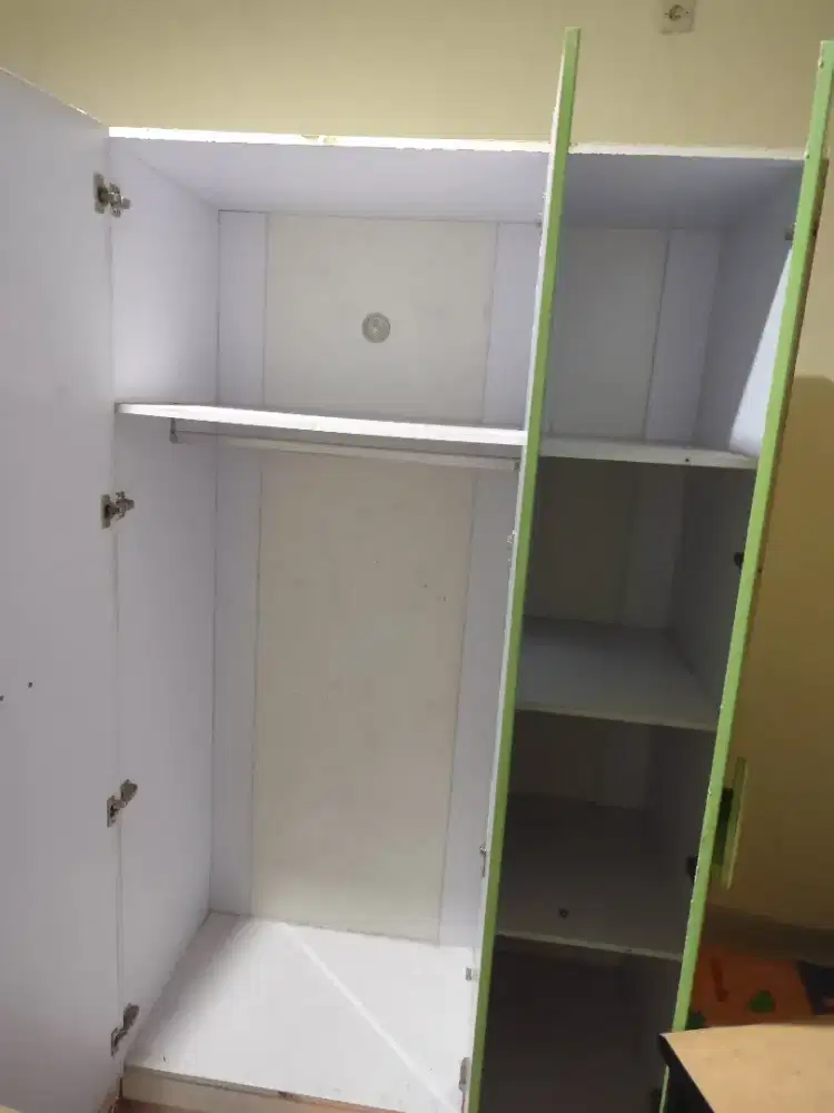 Lemari pakaian besar