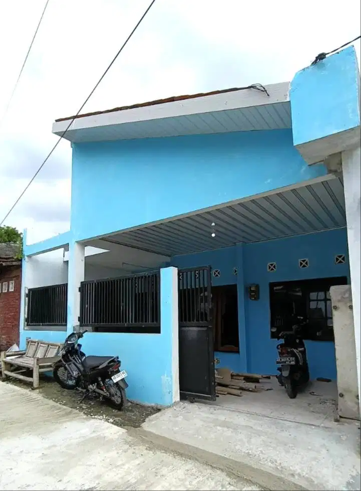 Rumah Biru Lingkungan Perumahan di Sedayu