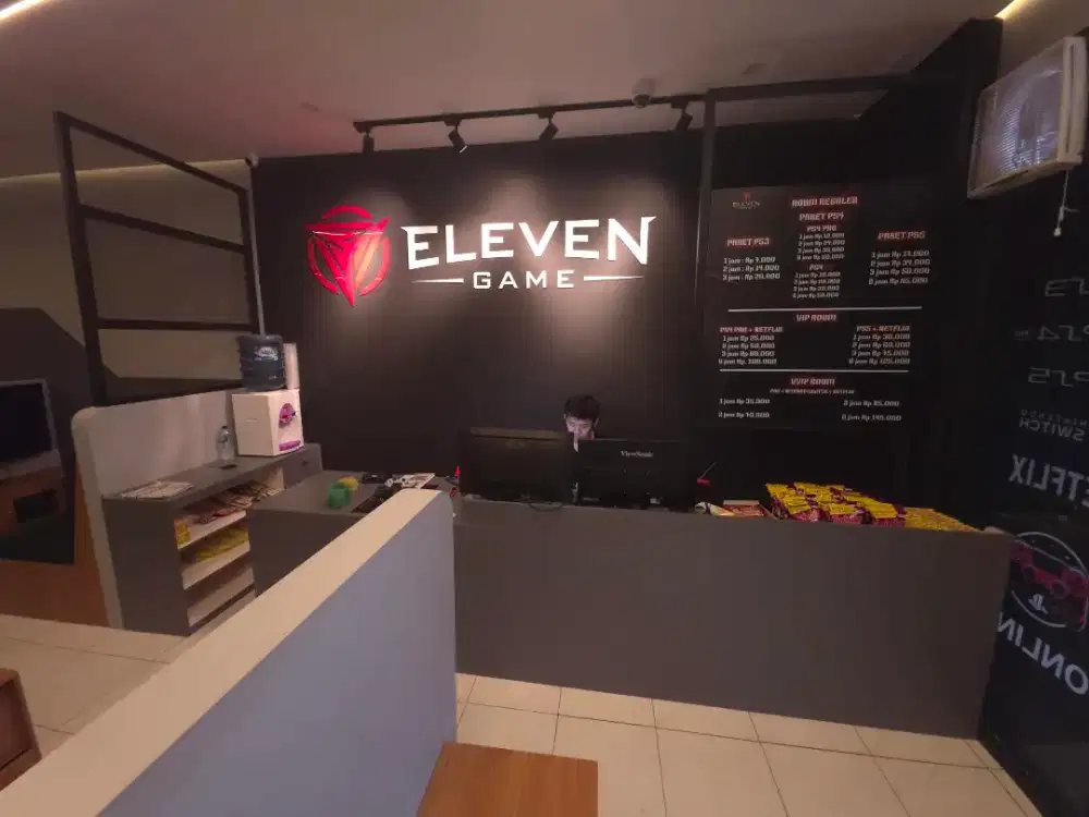 Karyawan teknisi service stik ps3, ps4 dan ps5