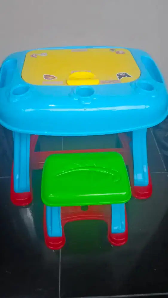 Meja belajar anak