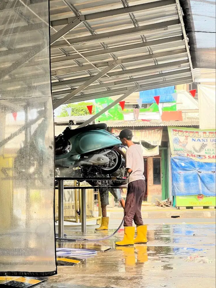 karyawan Cuci Steam Mobil dan Motor