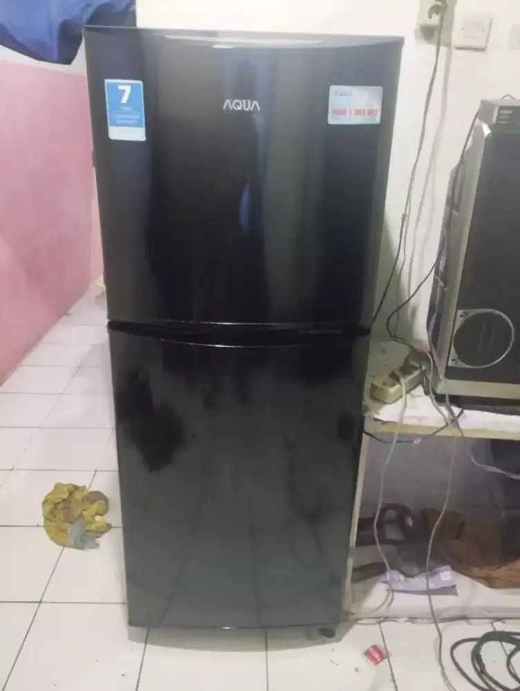 Di jual kulkas aqua 2 pintu