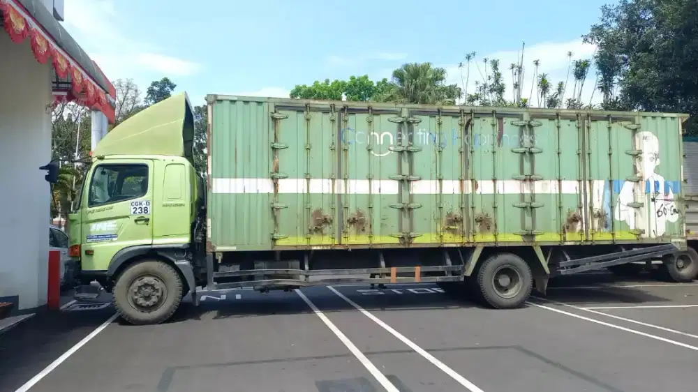 Box kontener long 8m FG235JP Hi-no 2018 siap kerja luar kota