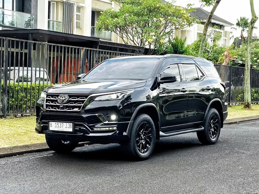 Toyota Fortuner Vrz 2.8 GR Sport Diesel AT 4x2 2023 Warna Hitam 2024