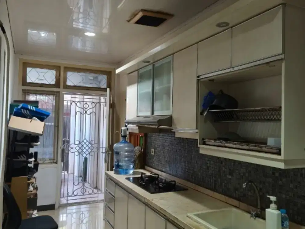 Rumah bebas banjir  dan strategis di komplek Rempoa