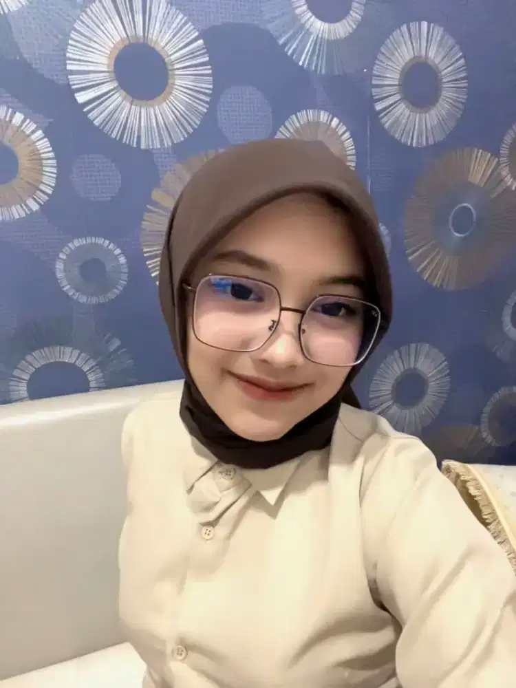 CARI FREELANCE HOST LIVE