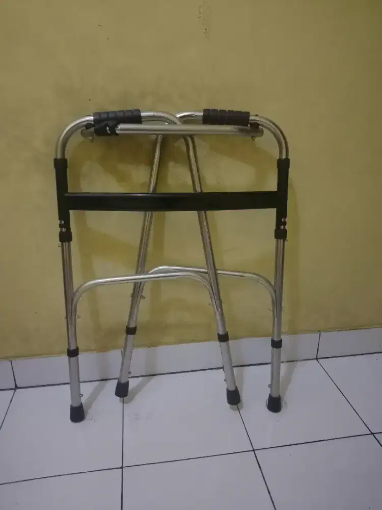 tongkat walker ( pembantu terapi jalan )