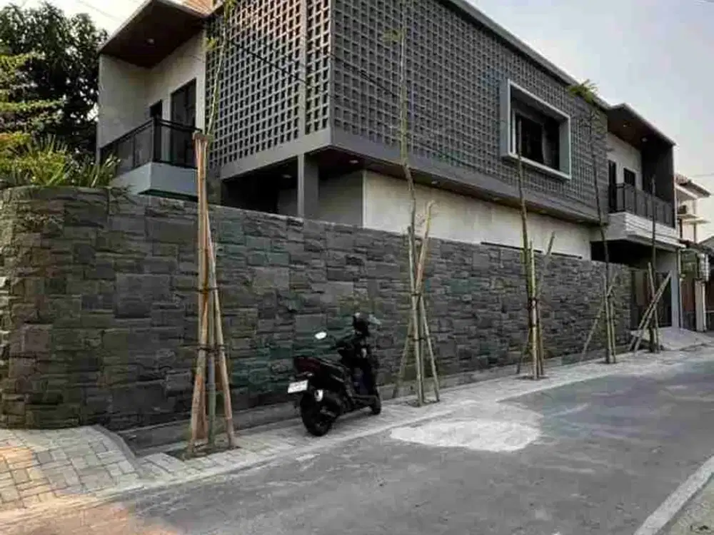 Rumah Mewah Dengan Kolam Renang Sumber, Banjarsari, Solo