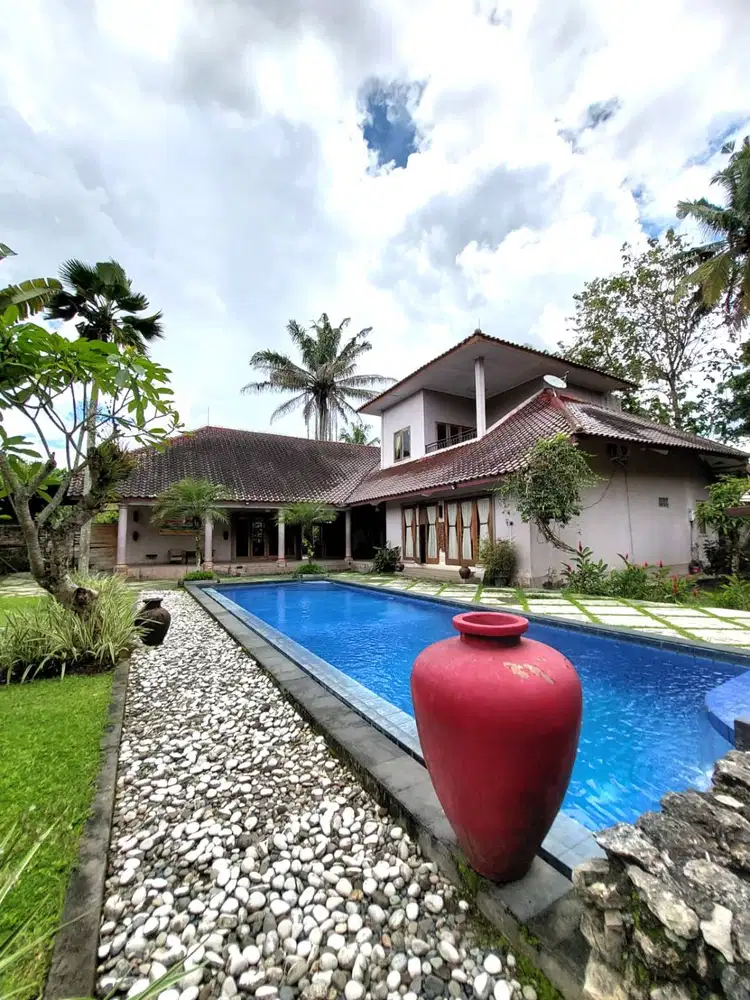 Villa dengan Halaman Super Luas di Area Sejuk Pakem