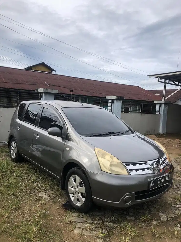 Mobil Nissan livina