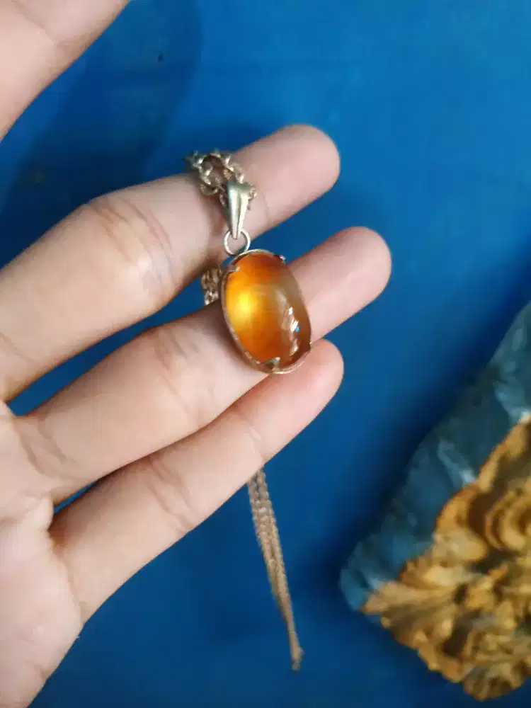 Kalung elegan liontin batu mulia