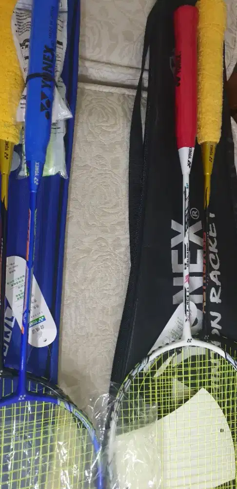 Dijual sepasang plus tas raket yy yonex masih baru