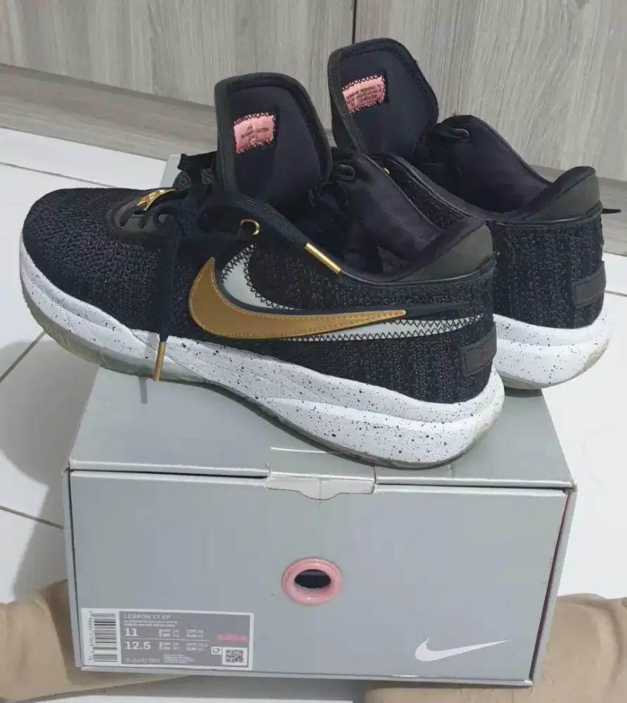 Sepatu basket LEBRON XX EP