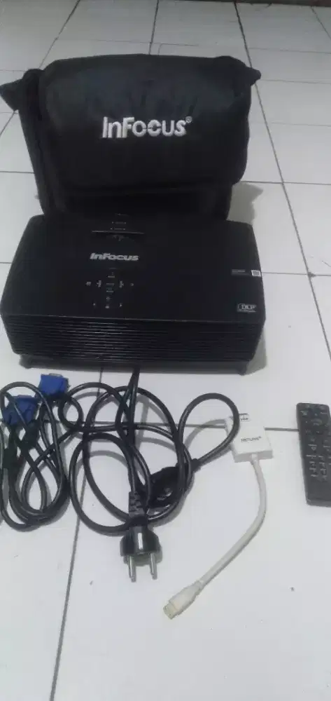 Proyektor merek infocus in222