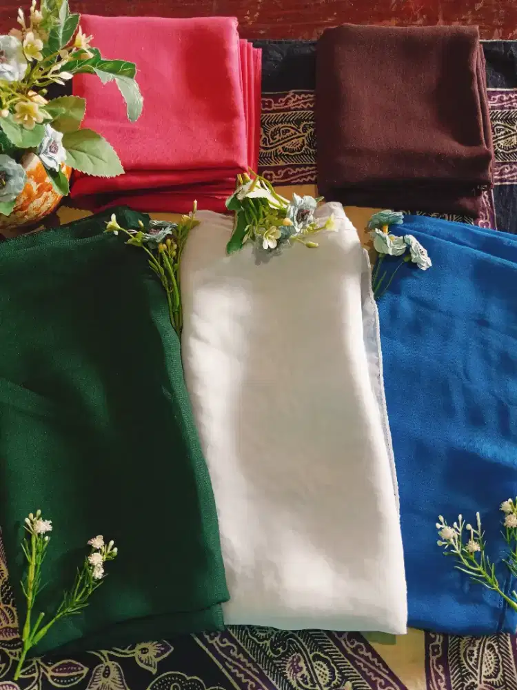 Hijab Segiempat Polos – Bahan Premium, Warna Cantik & Elegan