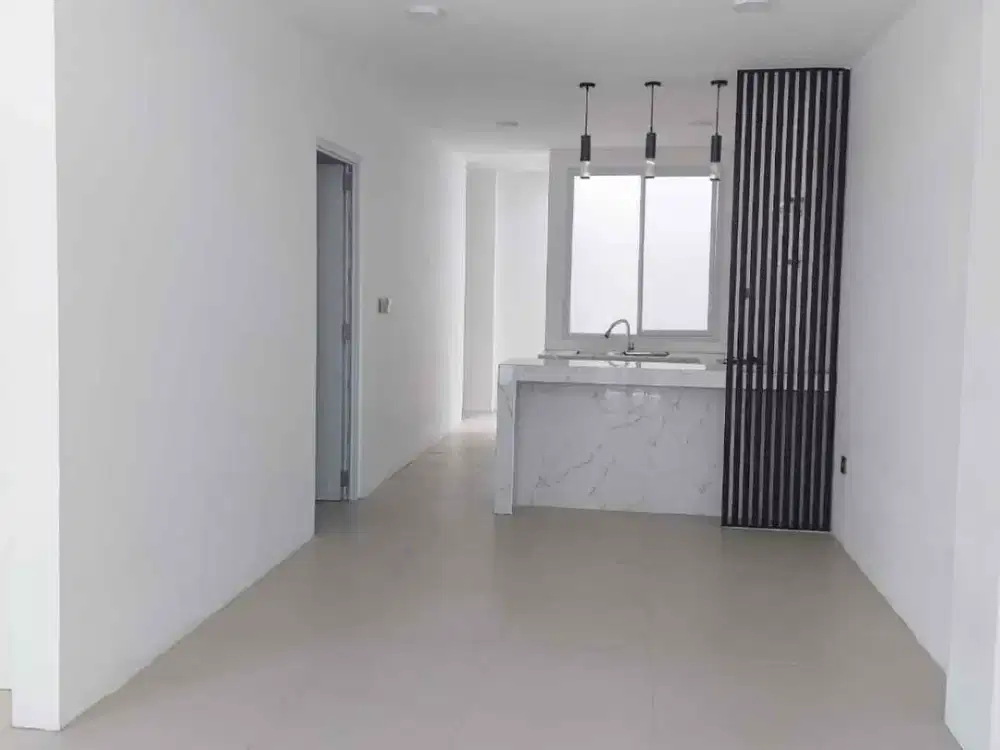 Di sewakan rumah minimalis 1,5 lantai harga 75 juta 3 kamar tidur akses jalan 2 mobil bangunan sudah naik 1,2 m dari jalan dekat dengan MKG dan sekolah penabur di hibrida kelapa gading jakarta utara