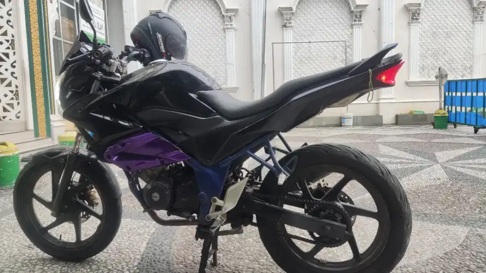 Di jual motor Cb150r 2013 injeksi ss bpkb faktur only mesin normal