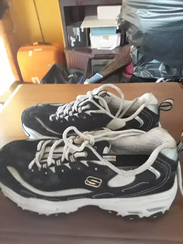 Sepatu skechers