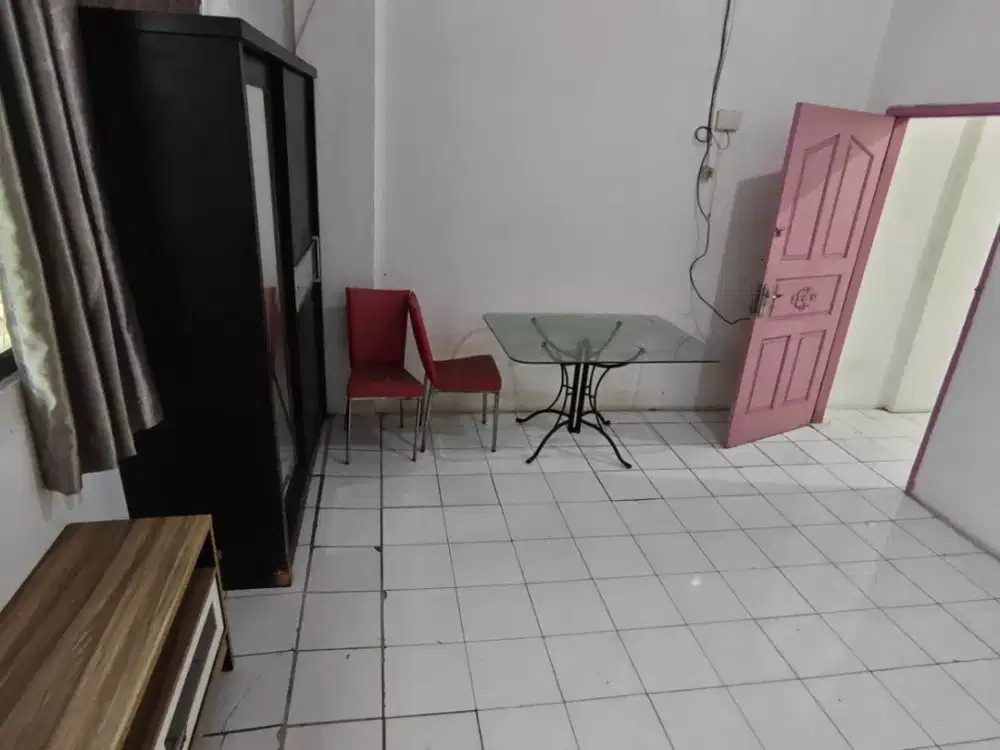 Disewakan Rumah di Jelambar Barat 2 J Dengan 3 Kamar Tidur 2 Kamar Mandi 4x13 Dengan 3 Lantai Bangunan Untuk Hunian
