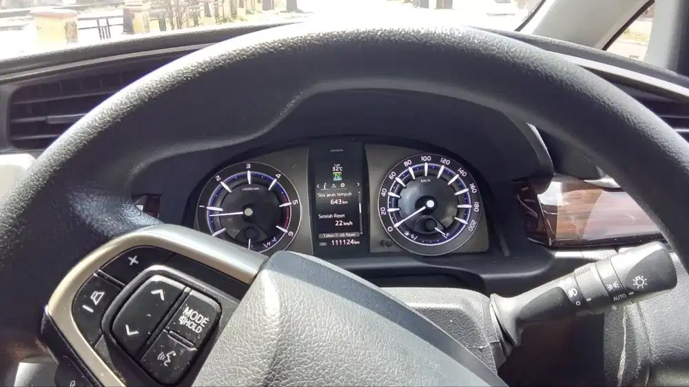 Toyota Innova Reborn V Diesel AT (Lux-CaptainSeat)