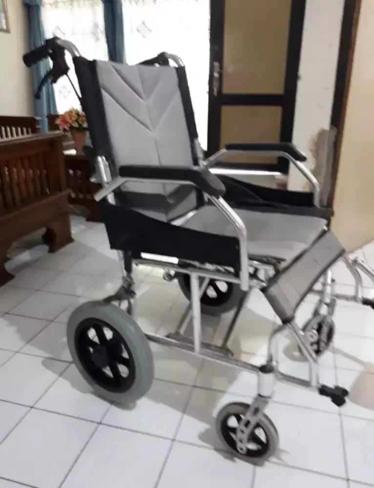 Jual BU ban+velg kursi roda kondisi mulus seperti baru