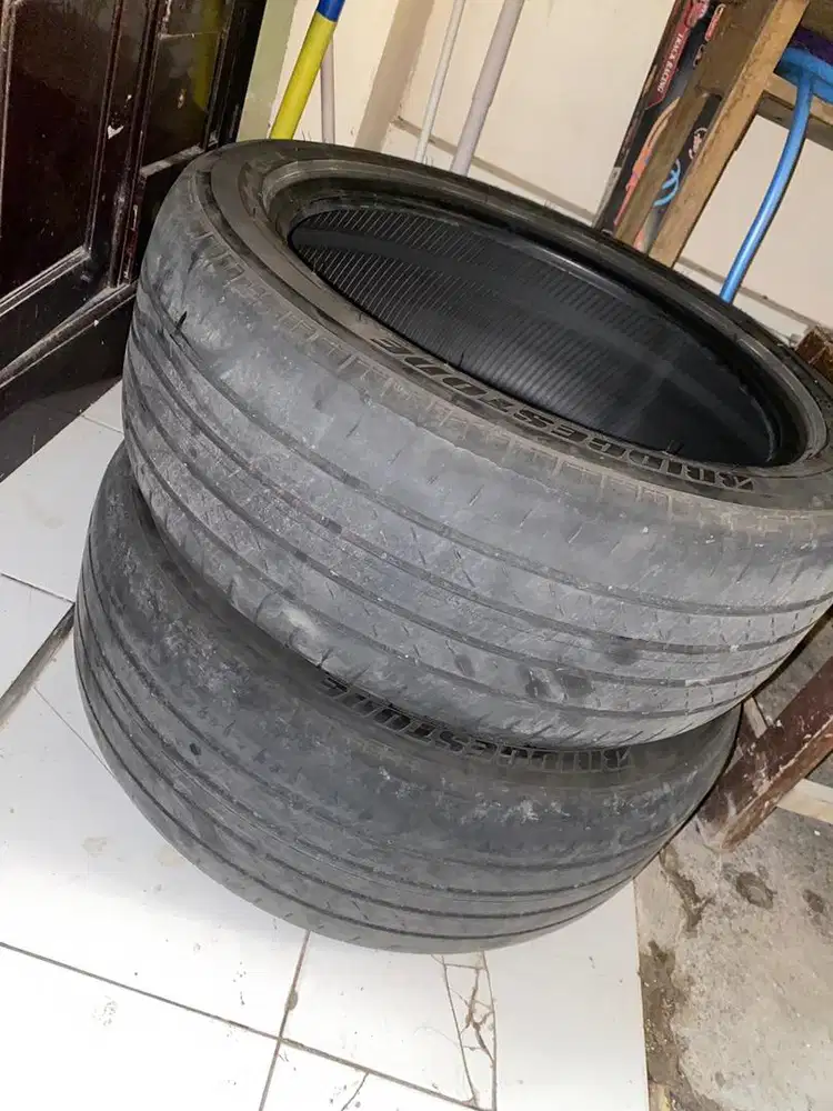 Ban Bridgestone R 17 215/50