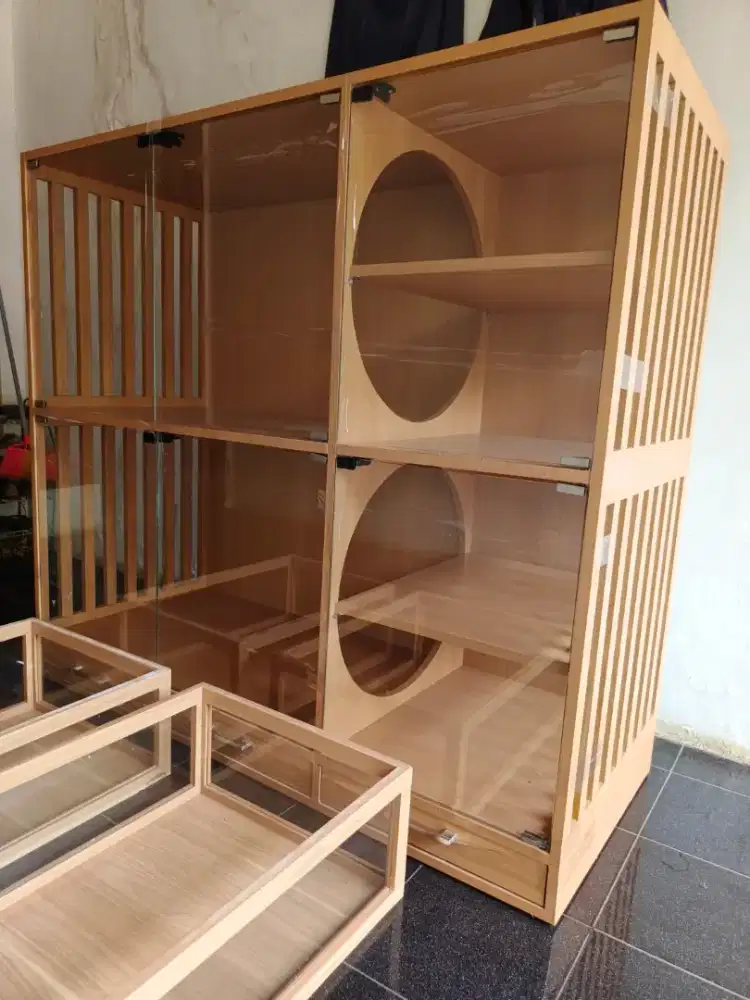 Kandang Kucing Melahirkan dari Kayu Kaca Model Cabinet Tingkat 2 Mulus