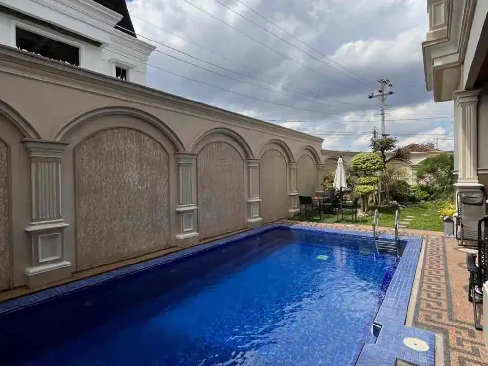 Rumah mewah Furnished dengan privat Pool dekat Tugu malioboro