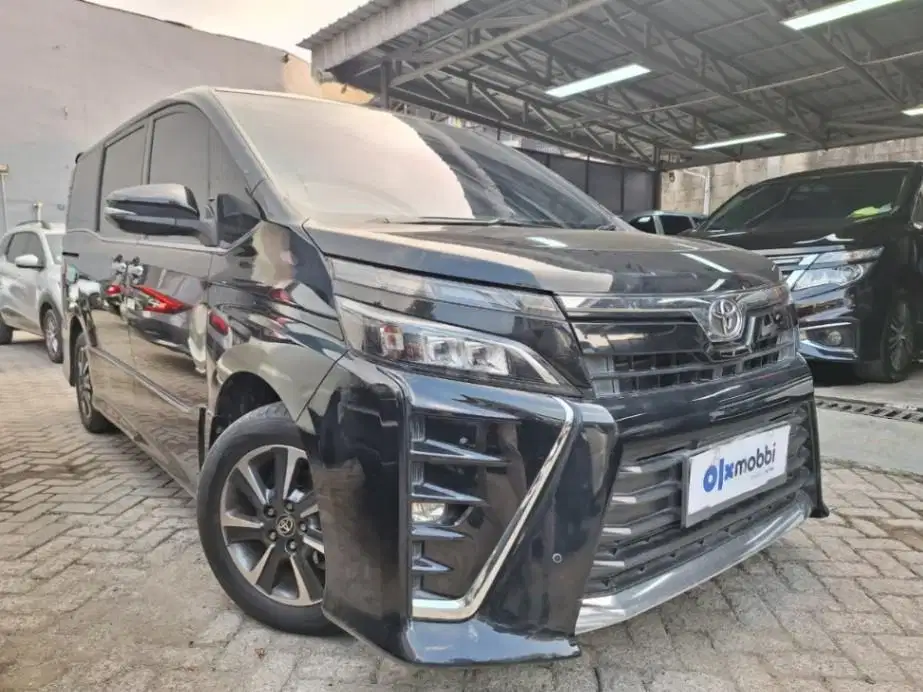 DP MURAH Toyota Voxy 2.0 Bensin-AT 2018 Hitam CJVMB