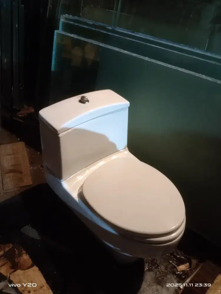 Kloset duduk merek Toto