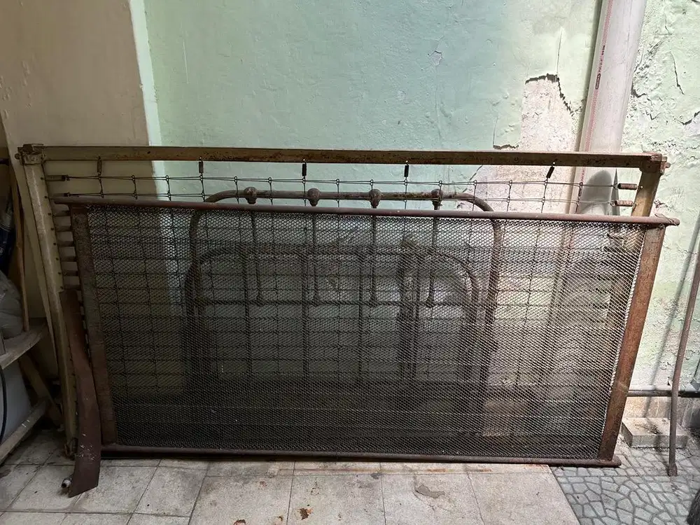 RANJANG TIDUR BESI KUNO