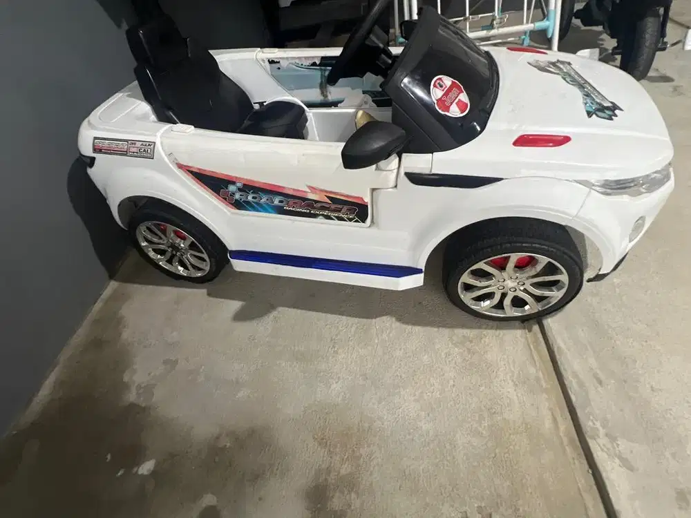 Mobil Aki anak anak bekas