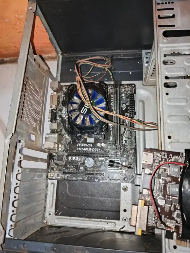 Ini adalah motherboard ASRock FM2A68M-DG3+. 