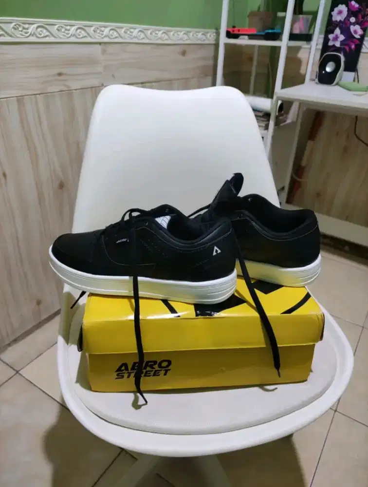 SEPATU PRIA HITAM PUTIH