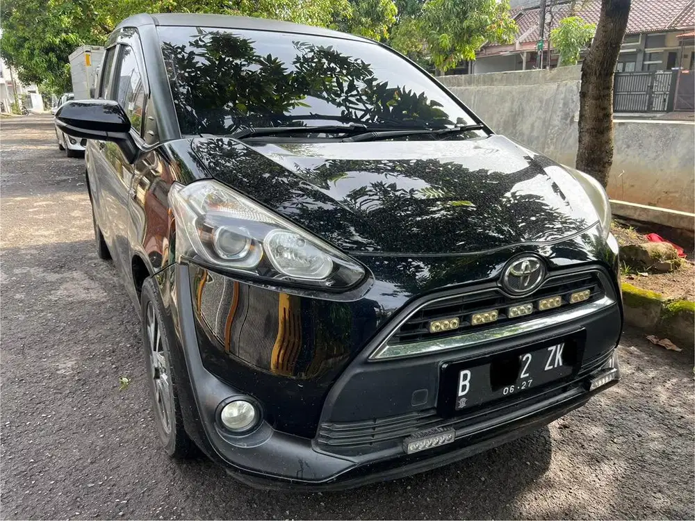 Dijual cepat toyota Sienta V manual