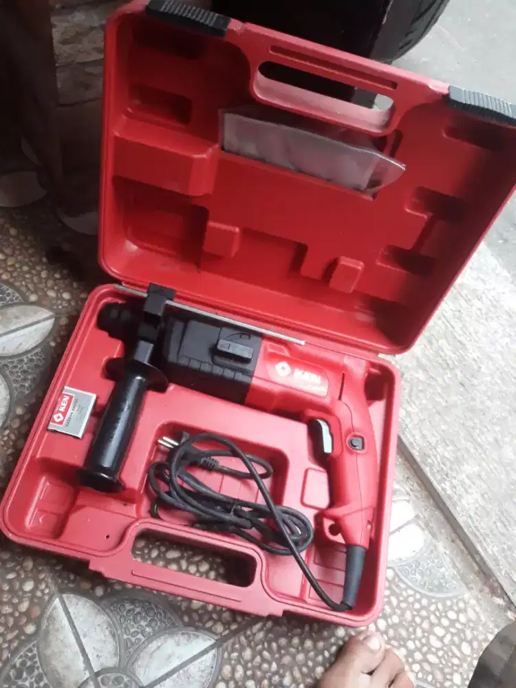 Mesin bor beton merk KEN warna merah