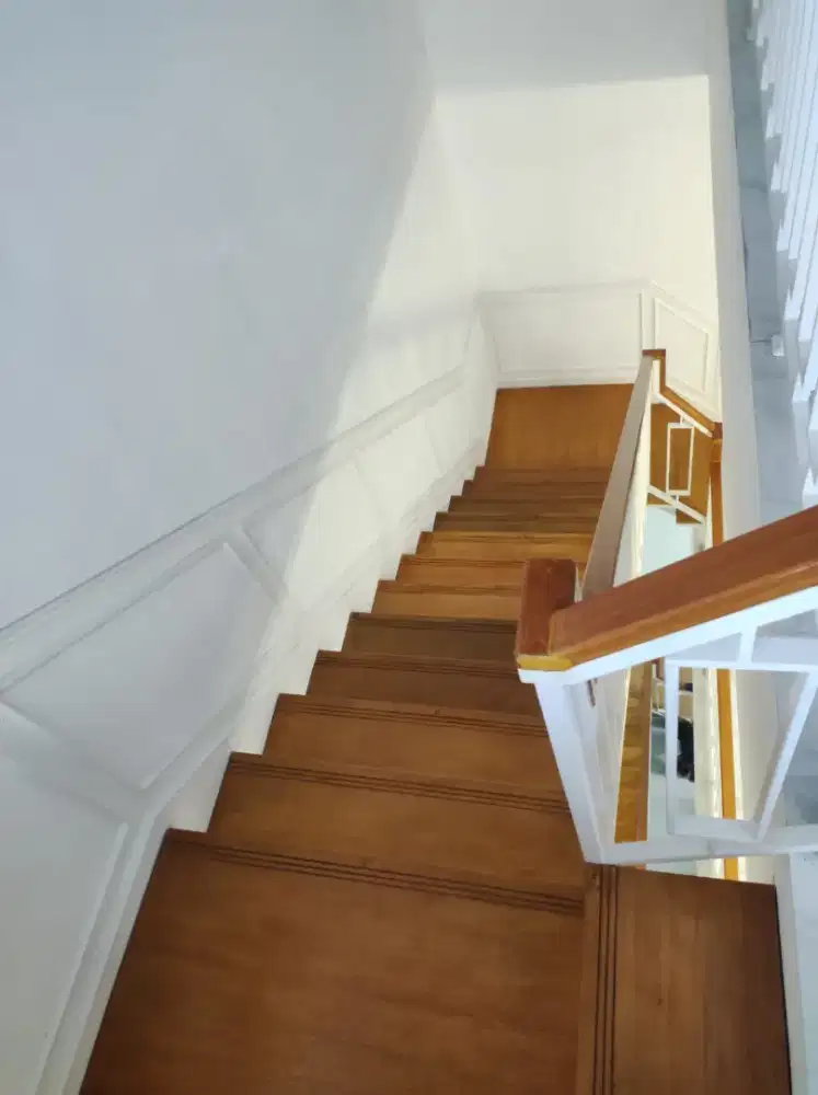 Reling tangga injakan kayu meranti